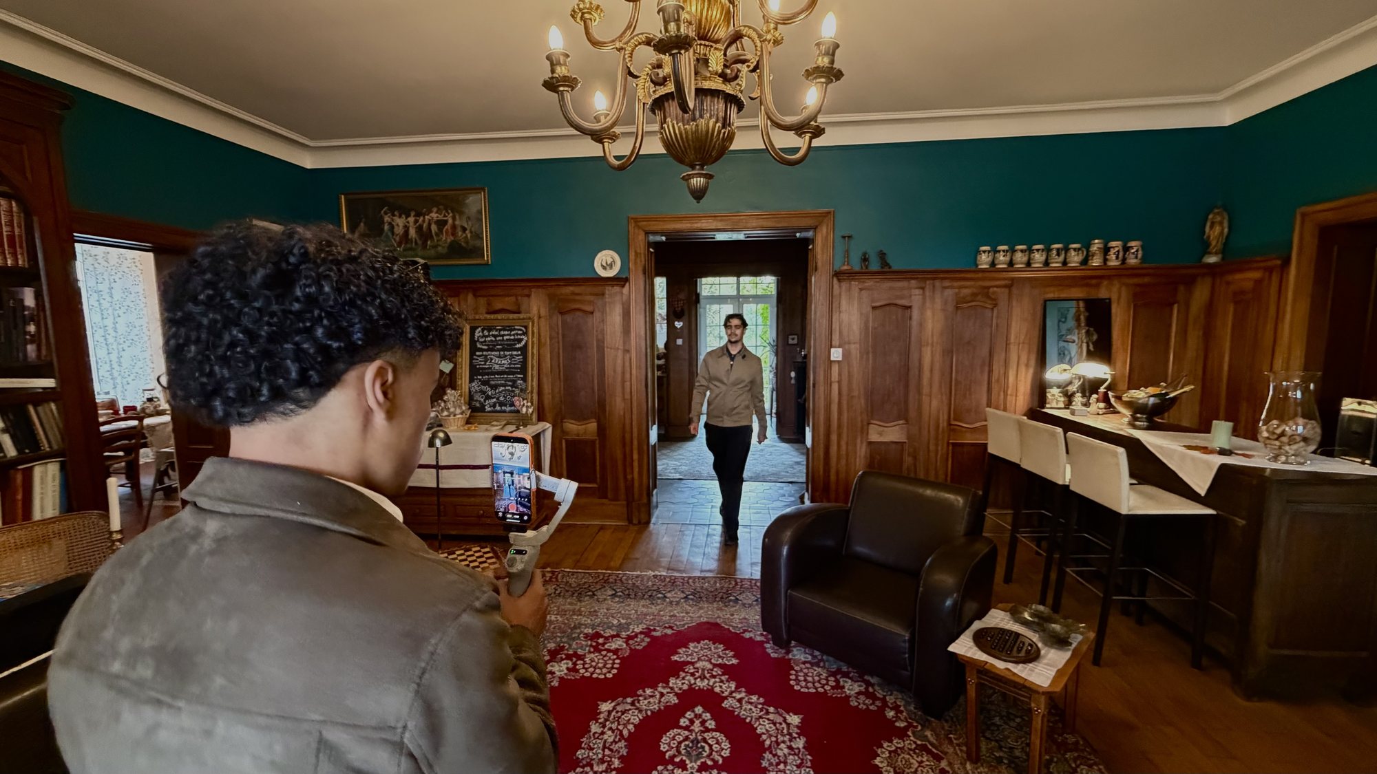 enaach filme une visite de manoir au téléphone sur stabilisateur
