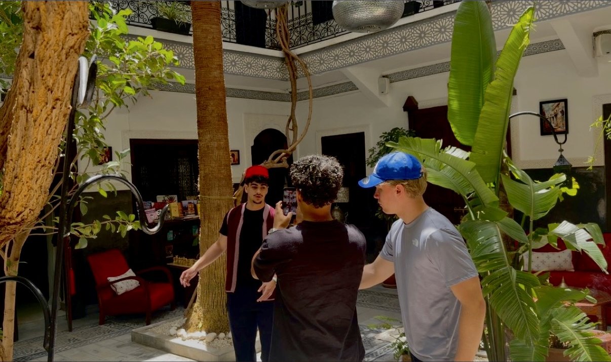 enaach filme une vidéo dans un riad avec deux personnes