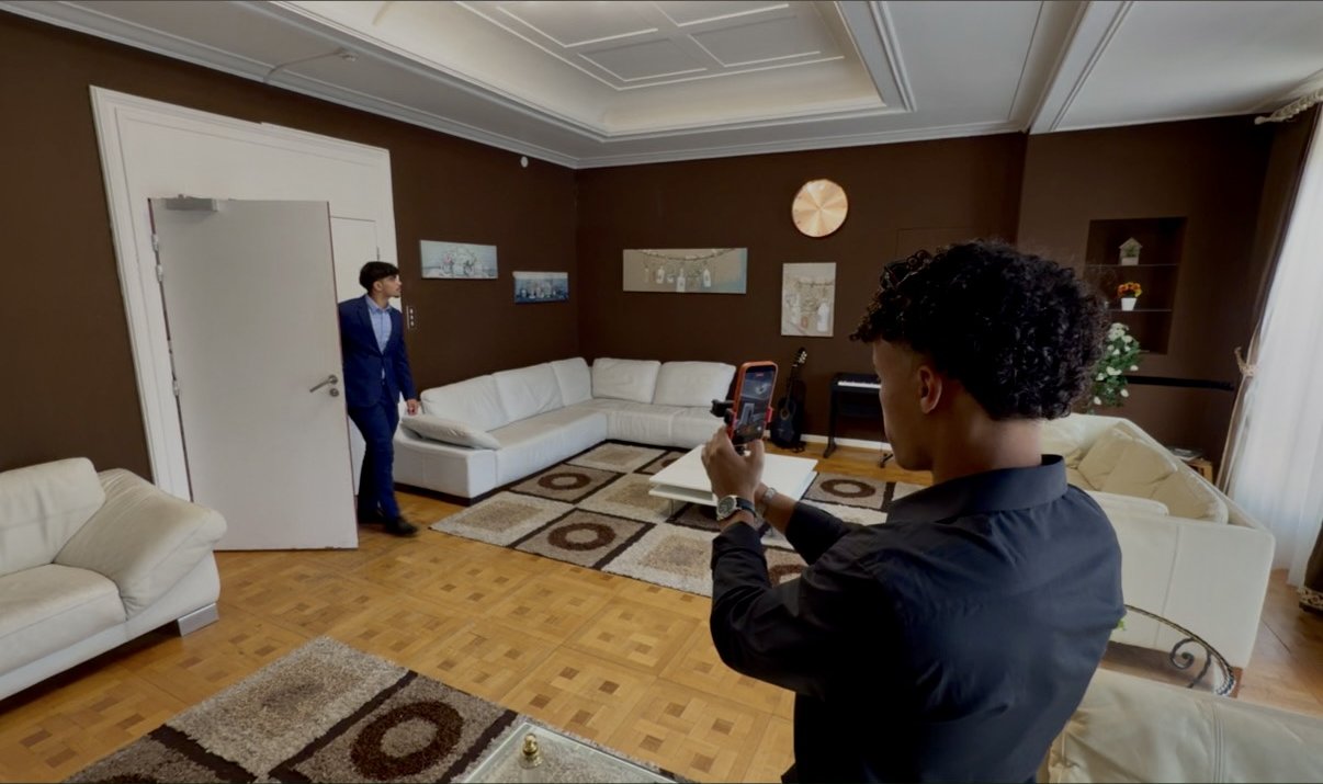 enaach filme une visite de villa de prestige au téléphone